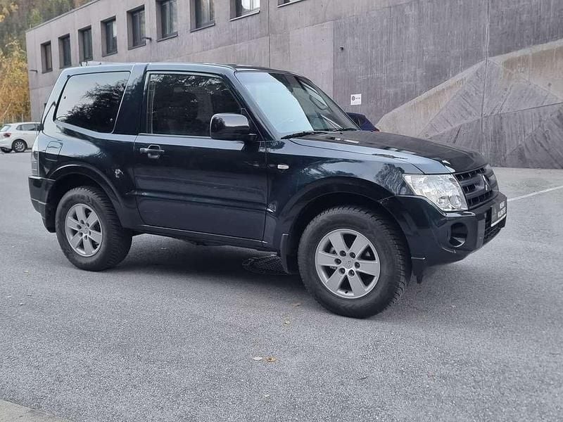 Grün Gebraucht 2014 Mitsubishi Pajero Inform SUV | € 29.900 - Bild 1/4