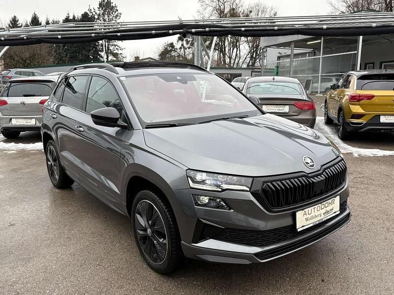 Grau Gebraucht 2024 Skoda Karoq SportLine SUV | € 33.900 (Fairer Preis) - Bild 1/4