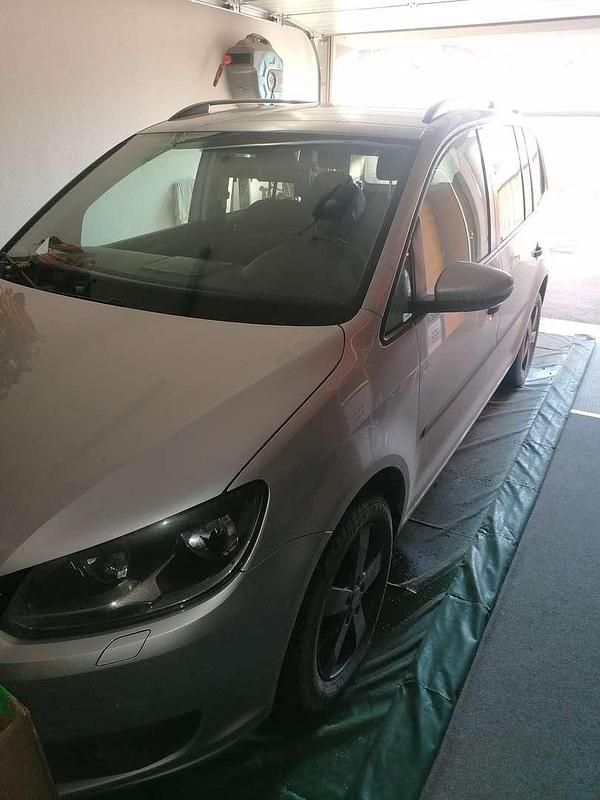 Gebraucht VW Touran Comfortline 105 PS (77 kW) 2014 Silber Van / Kleinbus
