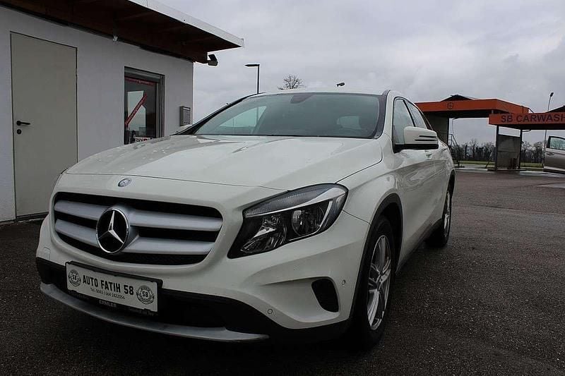 Gebraucht Mercedes GLA180 109 PS (80 kW) 2016 Weiß SUV