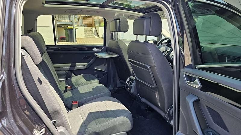 Gebraucht VW Touran Highline 150 PS (110 kW) 2023 Schwarz Van / Kleinbus