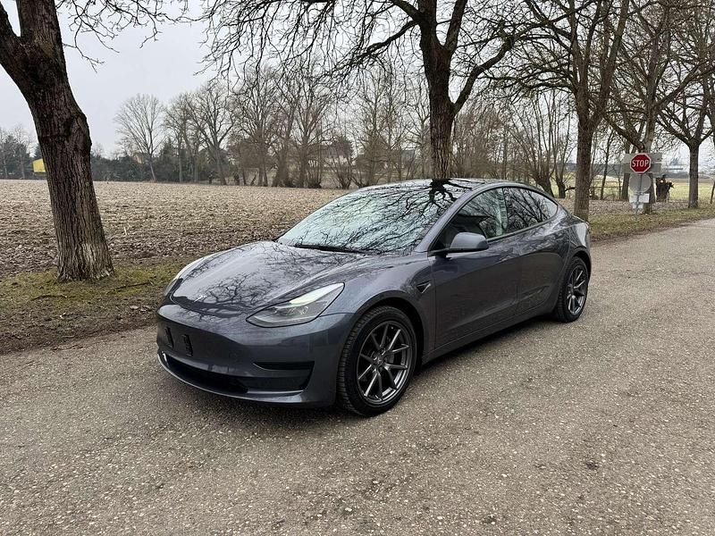 Grau Gebraucht 2021 Tesla Model 3 Standard Range Limousine | € 25.500 (Etwas zu teuer) - Bild 1/4