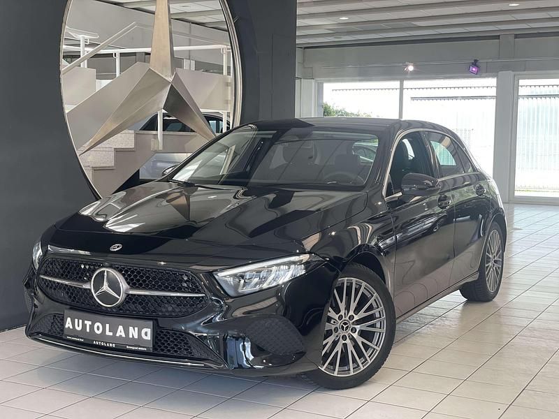 Grau Gebraucht 2023 Mercedes A180 Kleinwagen | € 33.990 (Teuer) - Bild 1/3