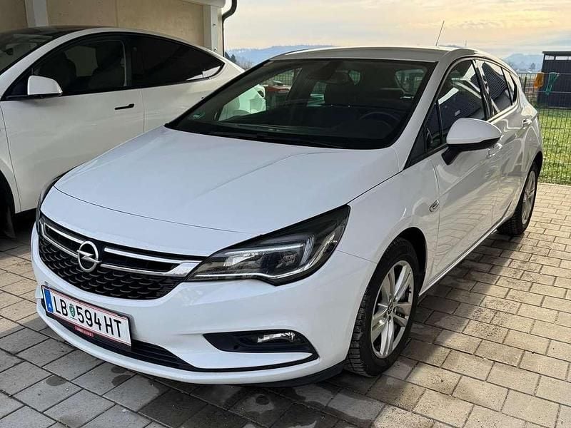Weiß Gebraucht 2017 Opel Astra Dynamic Limousine | € 9.990 (Etwas zu teuer) - Bild 1/4