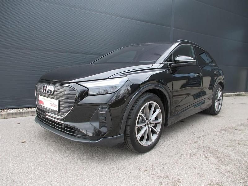 Schwarz metallic Gebraucht 2025 Audi Q4 e-tron SUV | € 49.990 (Fairer Preis) - Bild 1/4