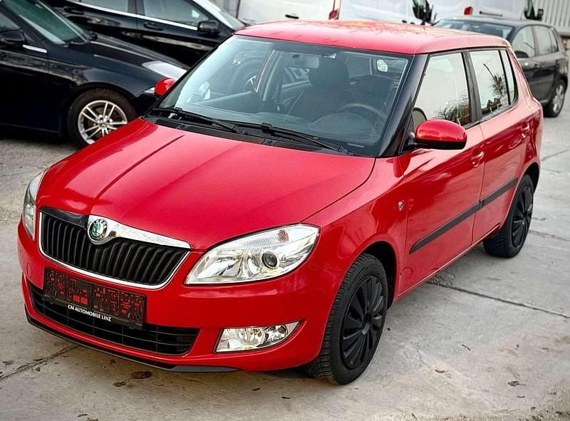 Rot Gebraucht 2010 Skoda Fabia Ambiente Kleinwagen | € 4.390 (Fairer Preis) - Bild 1/4