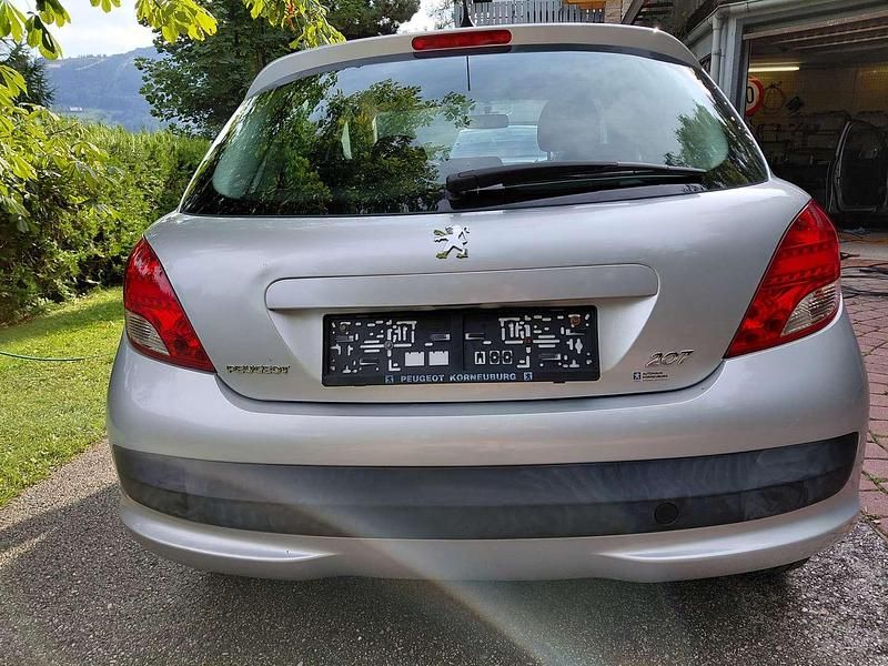 Gebraucht Peugeot 207 95 PS (69 kW) 2010 Silber Limousine