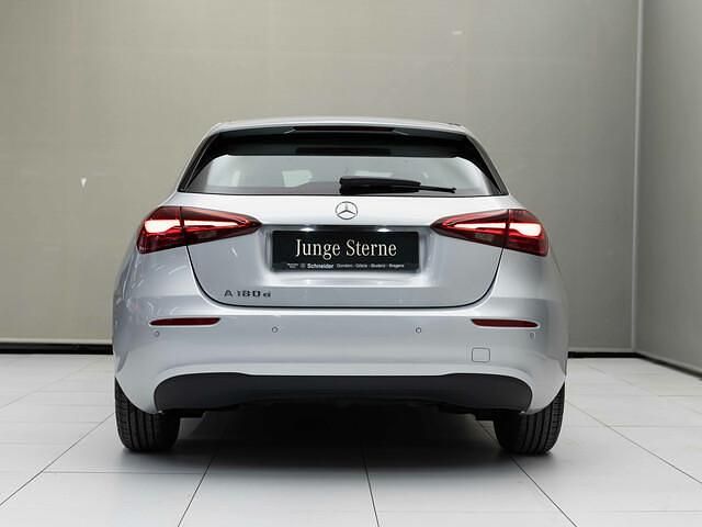 Gebraucht Mercedes A180 116 PS (85 kW) 2023 Silber Limousine