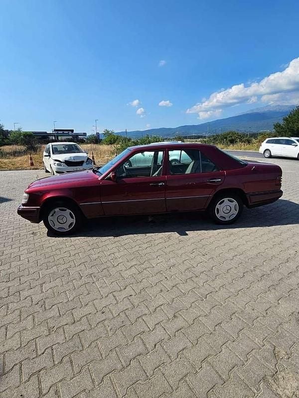 Gebraucht Mercedes E300 147 PS (108 kW) 1994 Rot Limousine