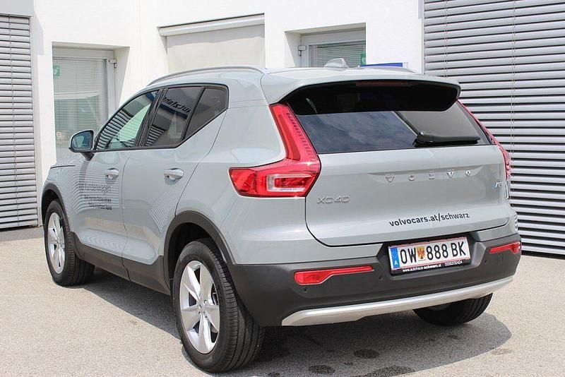 Neu Volvo XC40 163 PS (119 kW) 2025 Grau SUV