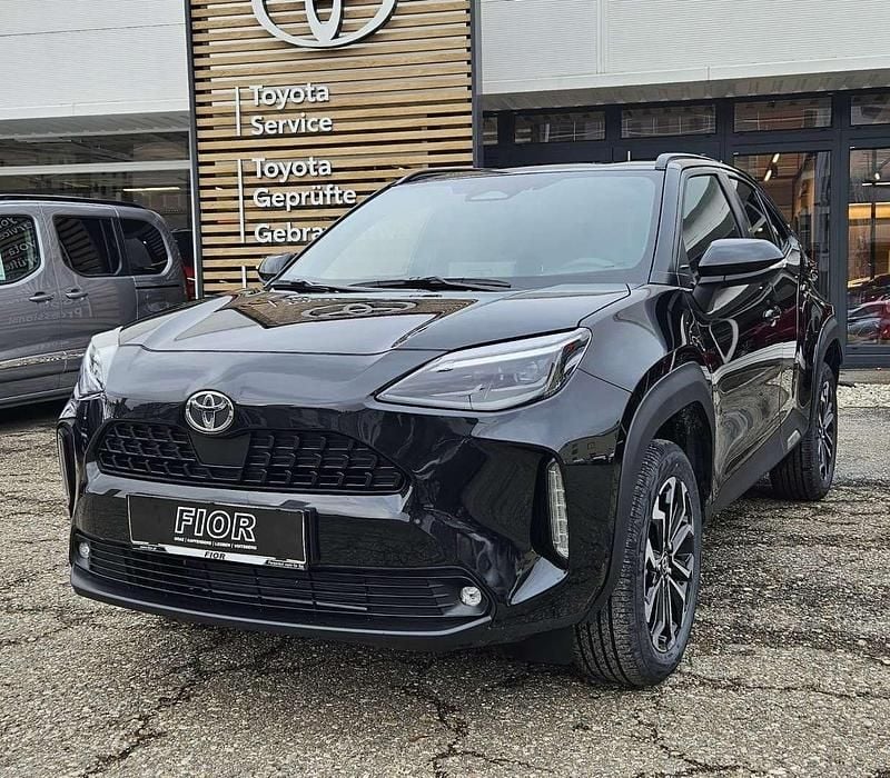 Schwarz Neu 2025 Toyota Yaris Hybrid Active Limousine | € 29.990 (Fairer Preis) - Bild 1/4