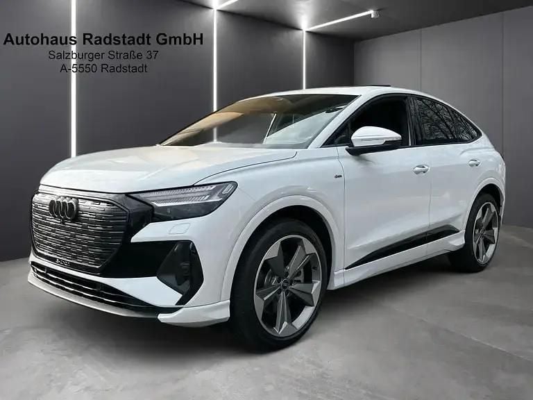 Weiss metallic Gebraucht 2024 Audi Q4 Sportback e-tron Advanced Plus SUV | € 63.900 - Bild 1/4