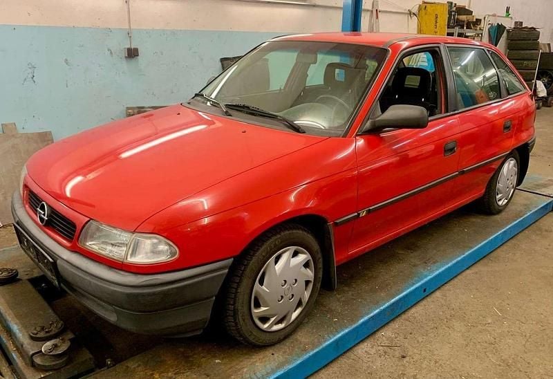 Rot Gebraucht 1997 Opel Astra Limousine | € 1.790 - Bild 1/4