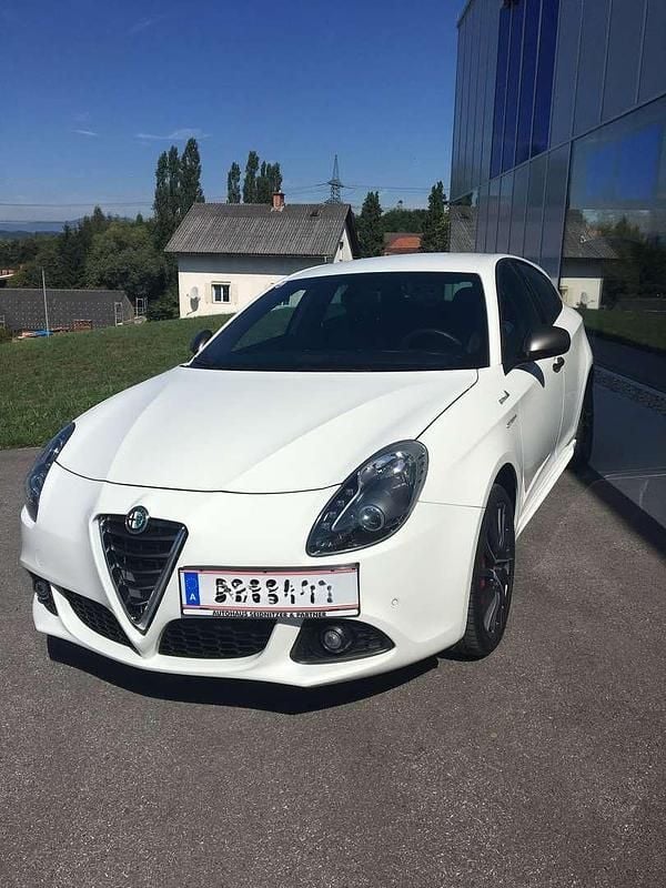 Weiß Gebraucht 2015 Alfa Romeo Giulietta Distinctive Limousine | € 7.200 - Bild 1/4