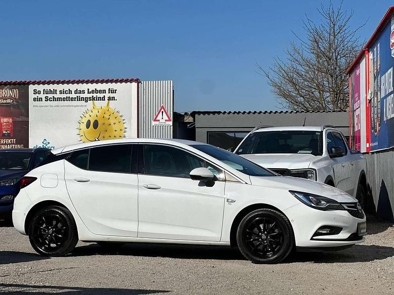 Weiß Gebraucht 2019 Opel Astra Innovation Kleinwagen | € 8.990 - Bild 1/4