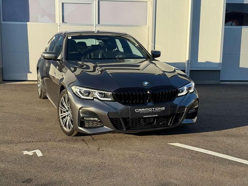 Grau Gebraucht 2019 BMW 318 M Sport Limousine | € 28.990 (Fairer Preis) - Bild 1/4
