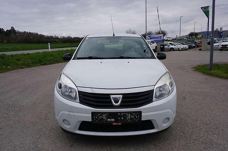 Weiß Gebraucht 2012 Dacia Sandero Kleinwagen | € 2.790 (Etwas zu teuer) - Bild 1/4