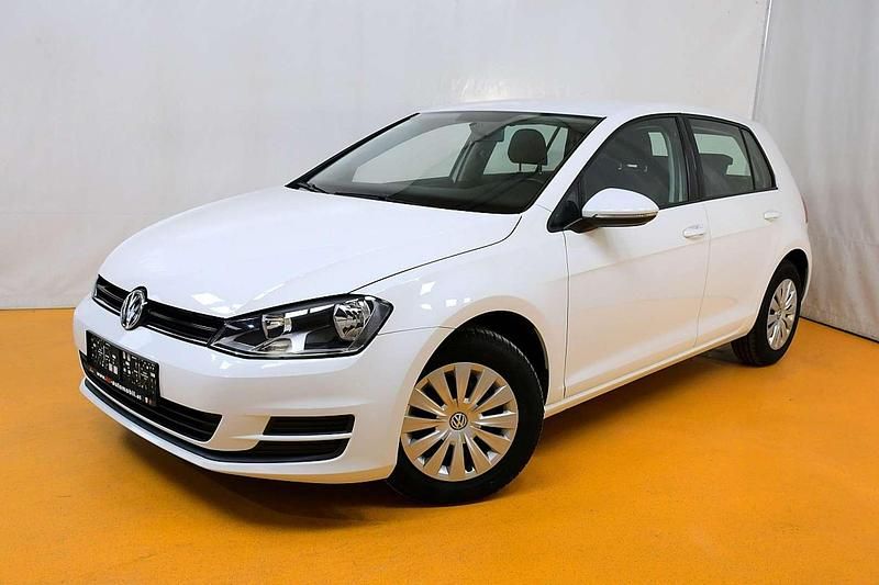 Weiß Gebraucht 2016 VW Golf VII Trendline Limousine | € 12.590 (Fairer Preis) - Bild 1/4