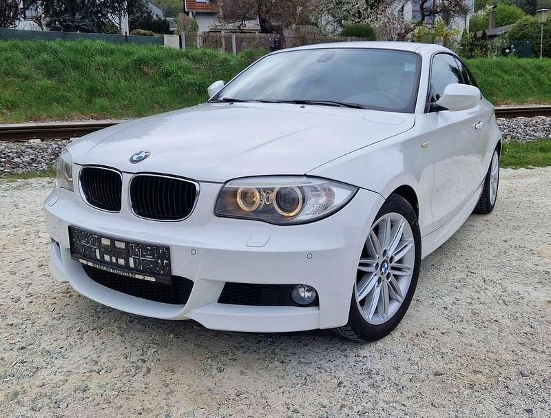 Weiß Gebraucht 2011 BMW 120 Coupé M Sport Coupé | € 11.390 - Bild 1/4