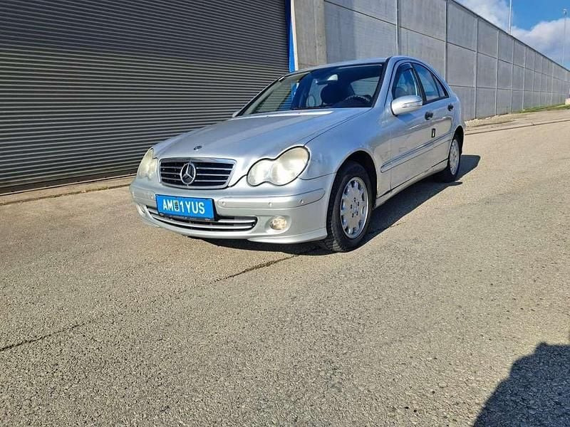 Silber Gebraucht 2006 Mercedes C200 Classic Limousine | € 2.800 (Fairer Preis) - Bild 1/4