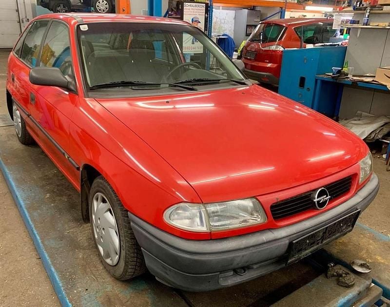 Gebraucht Opel Astra 54 PS (39 kW) 1997 Rot Limousine