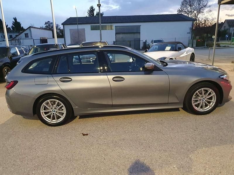 Gebraucht BMW 330e 184 PS (135 kW) 2023 Grau Kombi
