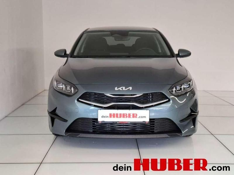Neu Kia Ceed Silver 101 PS (74 kW) 2025 Grau Kleinwagen