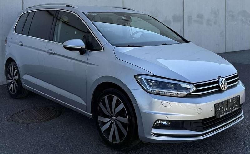 Silber Gebraucht 2018 VW Touran Highline Van / Kleinbus | € 19.690 (Fairer Preis) - Bild 1/4