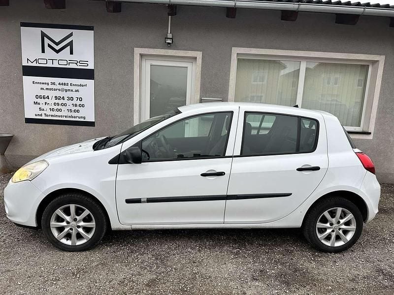 Gebraucht Renault Clio II 75 PS (55 kW) 2011 Weiß Limousine