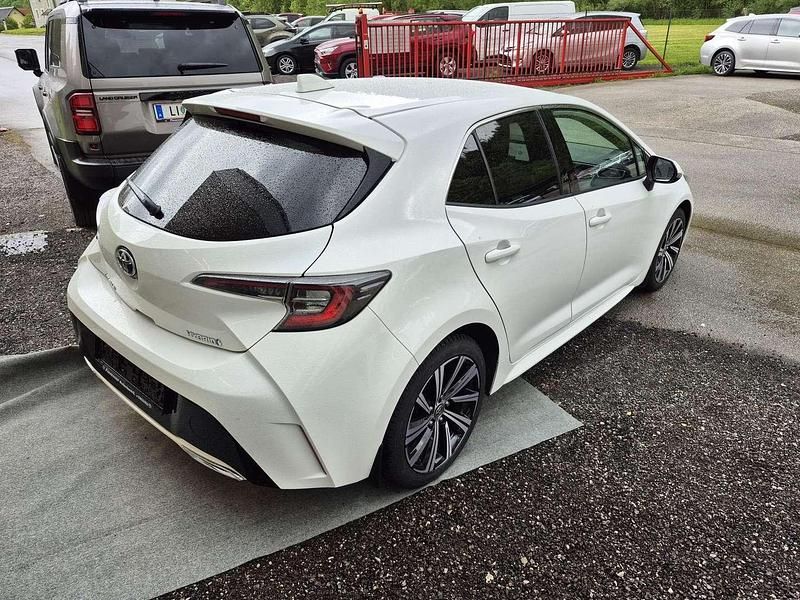 Gebraucht Toyota Corolla Hybrid Design 184 PS (135 kW) 2022 Weiß Limousine