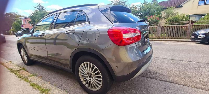Gebraucht Mercedes GLA200 156 PS (114 kW) 2018 Grau SUV