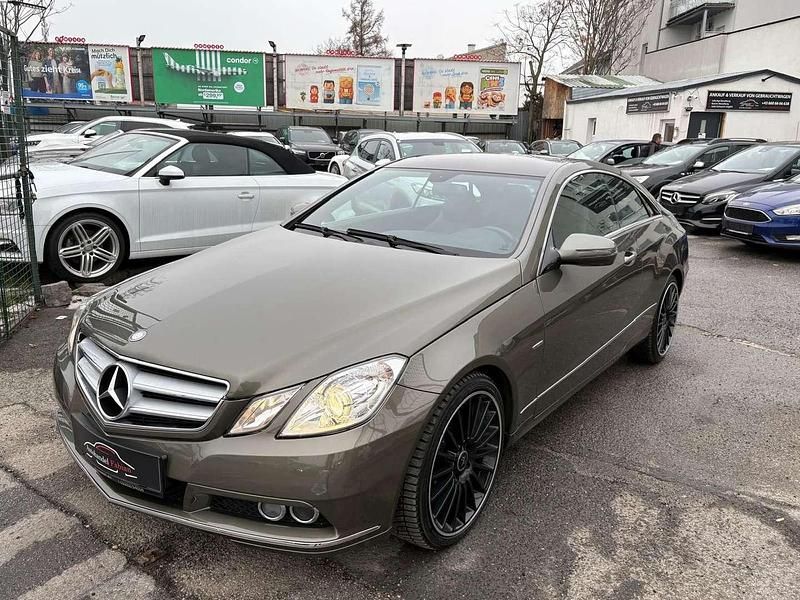 Grau Gebraucht 2009 Mercedes E250 Avantgarde Coupé | € 15.999 (Etwas zu teuer) - Bild 1/4