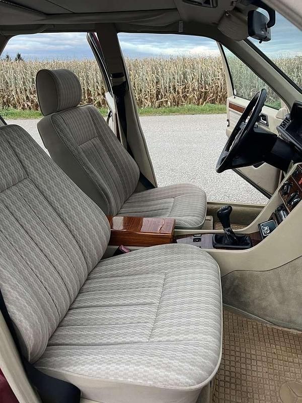 Gebraucht Mercedes E220 150 PS (110 kW) 1993 Rot Limousine