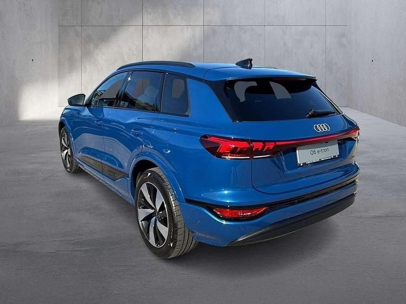 Neu Audi Q6 e-tron Ambiente 284 kW (387 PS) 2025 Mittelblau  metallic SUV