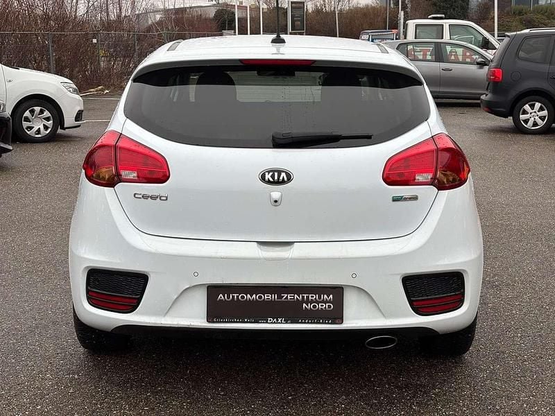 Gebraucht Kia Ceed 101 PS (74 kW) 2015 Weiß Kleinwagen