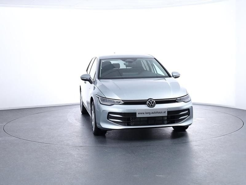 Neu VW Golf VIII 115 PS (84 kW) 2026 Silber  metallic Limousine