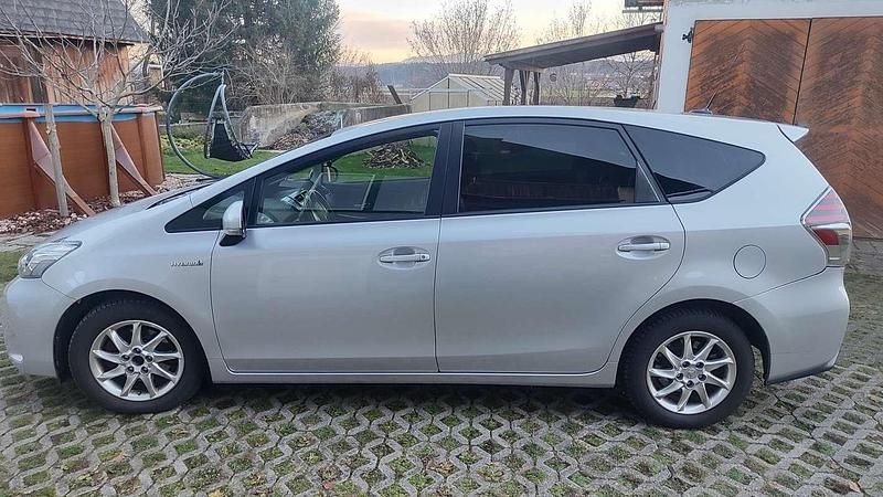 Silber Gebraucht 2015 Toyota Prius+ Comfort Van / Kleinbus | € 15.600 - Bild 1/4