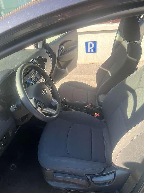 Gebraucht Kia Rio 84 PS (61 kW) 2015 Grau Limousine