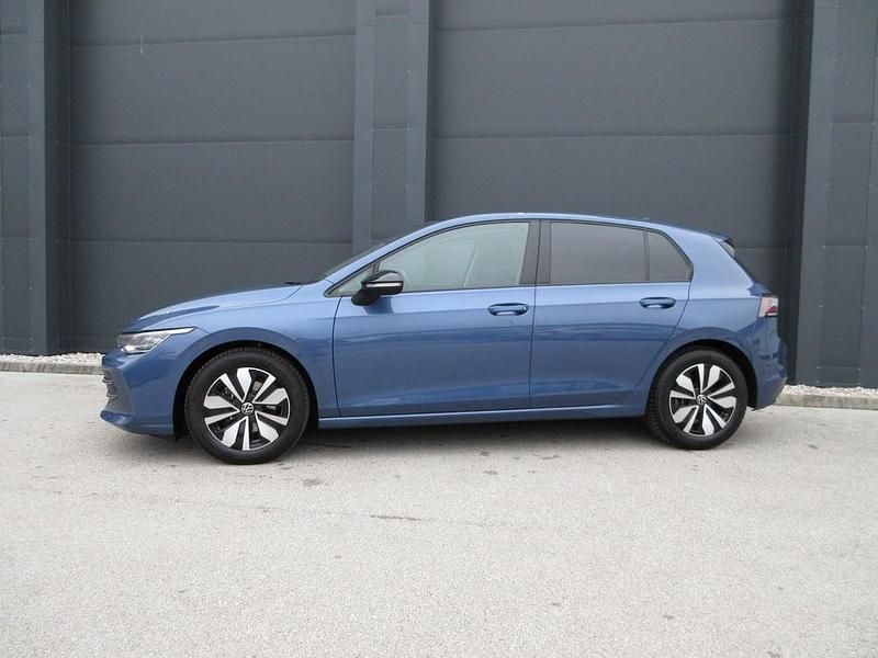 Gebraucht VW Golf VIII Life 150 PS (110 kW) 2024 Mittelblau  metallic