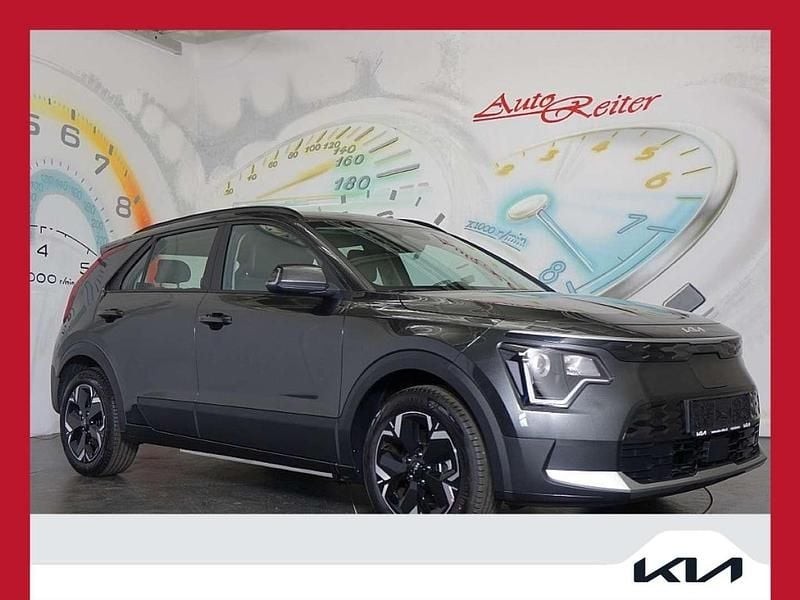 Grau interstellar grey metallic Gebraucht 2023 Kia e-Niro Silver SUV | € 29.990 (Fairer Preis) - Bild 1/3