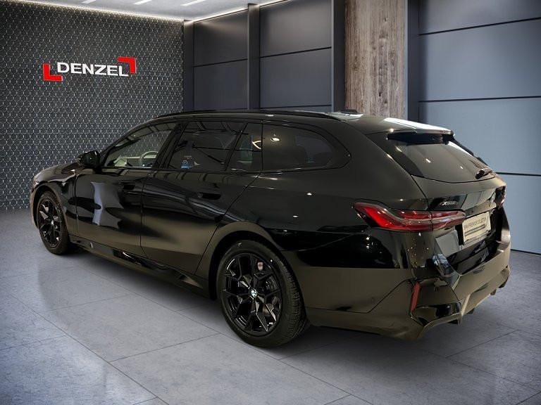 Gebraucht BMW 550e Comfort Edition 489 PS (359 kW) 2026 Saphirschwarz metall Kombi