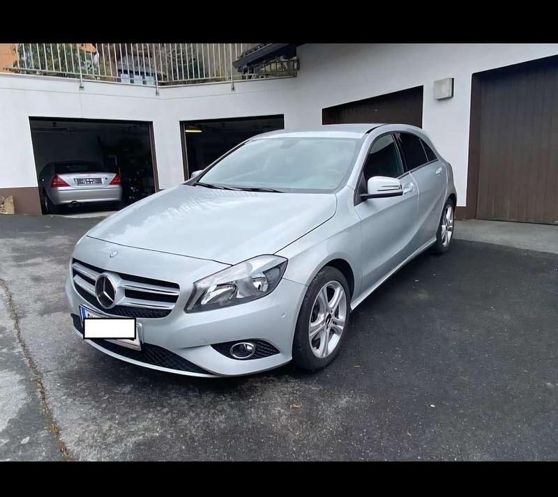 Silber Gebraucht 2011 Mercedes A180 Limousine | € 10.900 - Bild 1/4