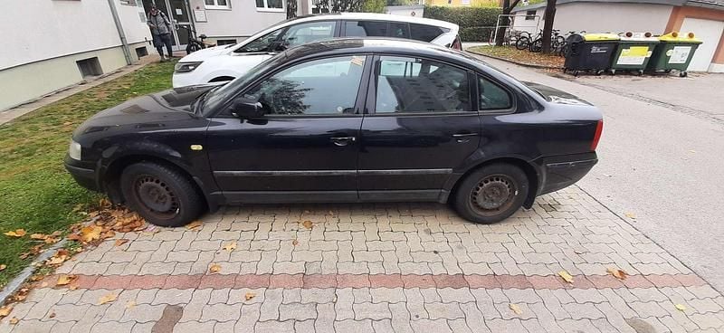Schwarz Gebraucht 1999 VW Passat Comfortline Limousine | € 500 - Bild 1/3