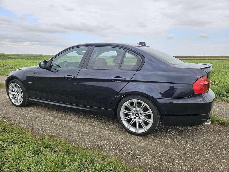 Gebraucht BMW 318 136 PS (100 kW) 2009 Blau Limousine
