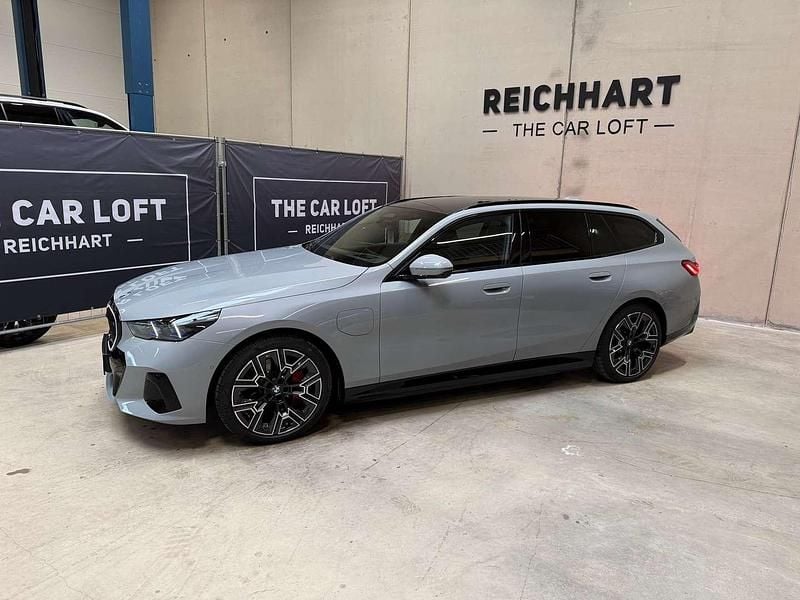 Gebraucht BMW 550e M Sport 489 PS (359 kW) 2025 Grau Kombi