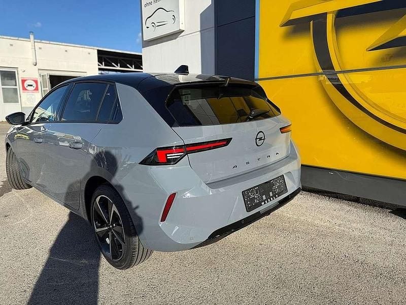 Neu Opel Astra 131 PS (96 kW) 2025 Grau Limousine