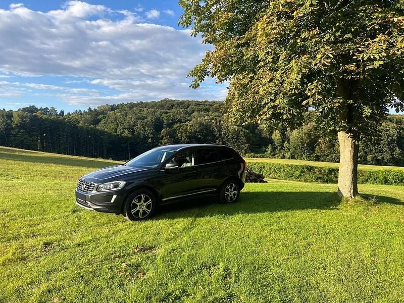 Grau Gebraucht 2014 Volvo XC60 Summum SUV | € 15.800 (Fairer Preis) - Bild 1/4
