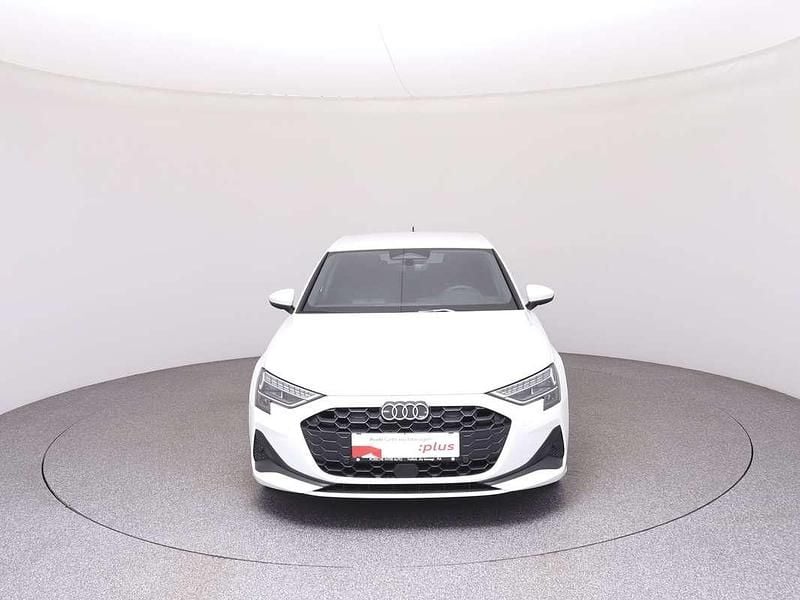 Neu Audi A3 Ambiente 116 PS (85 kW) 2025 Weiss  normal Limousine