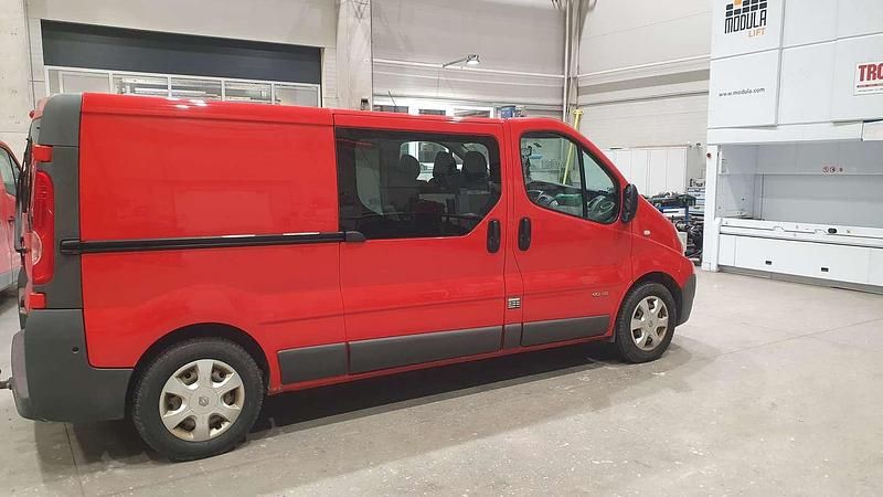 Gebraucht Renault Trafic 114 PS (83 kW) 2014 Rot Van / Kleinbus