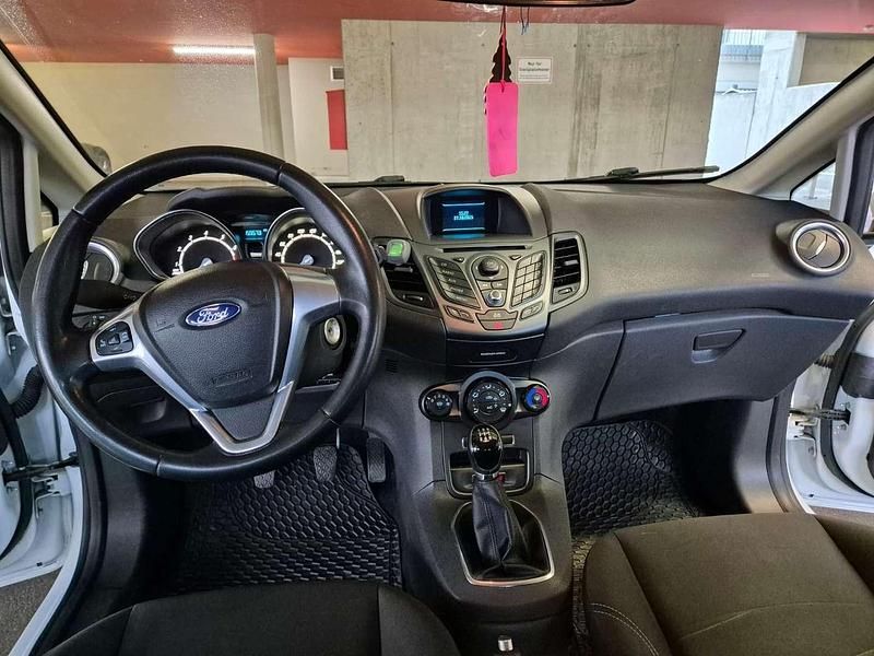 Gebraucht Ford Fiesta Trend 60 PS (44 kW) 2013 Weiß Limousine